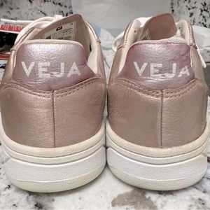 Veja V-10 pink metallic sneakers pre-owned. Great deal! SZ 9M.